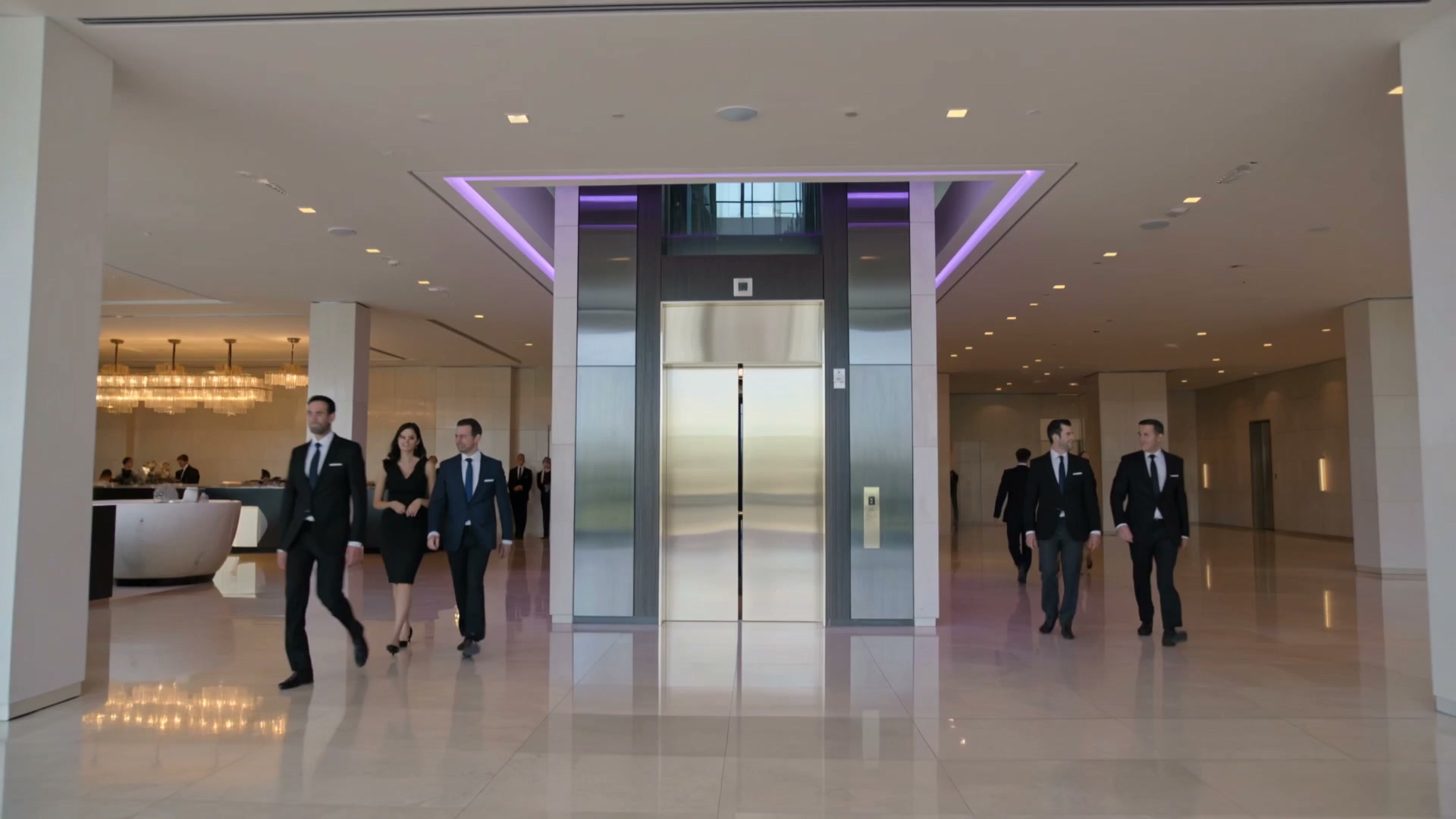 Roestvrijstalen lift in een lichte, ruime lobby met bezoekers